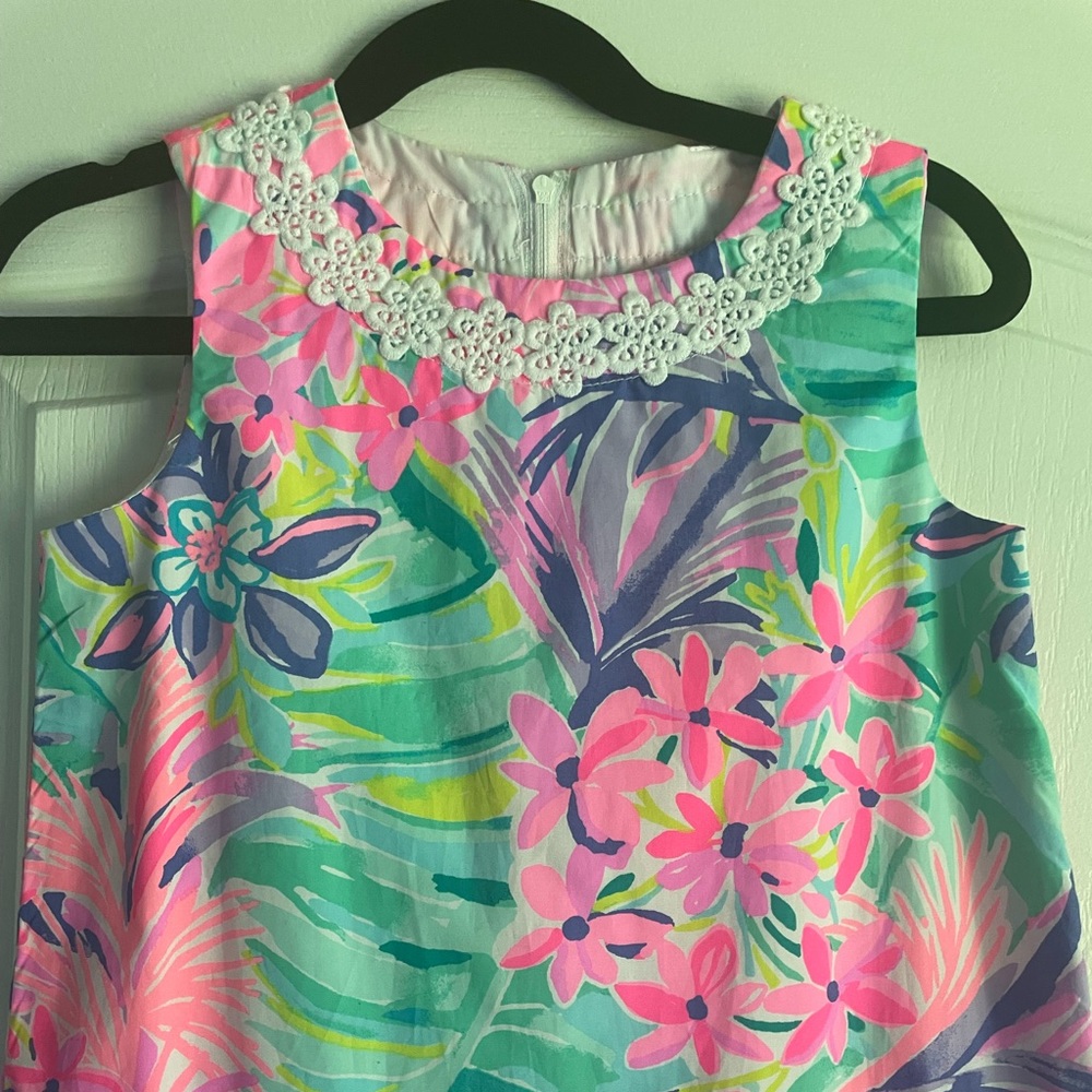A brand new beautiful dress size 6. From a pet and smoke free Home.